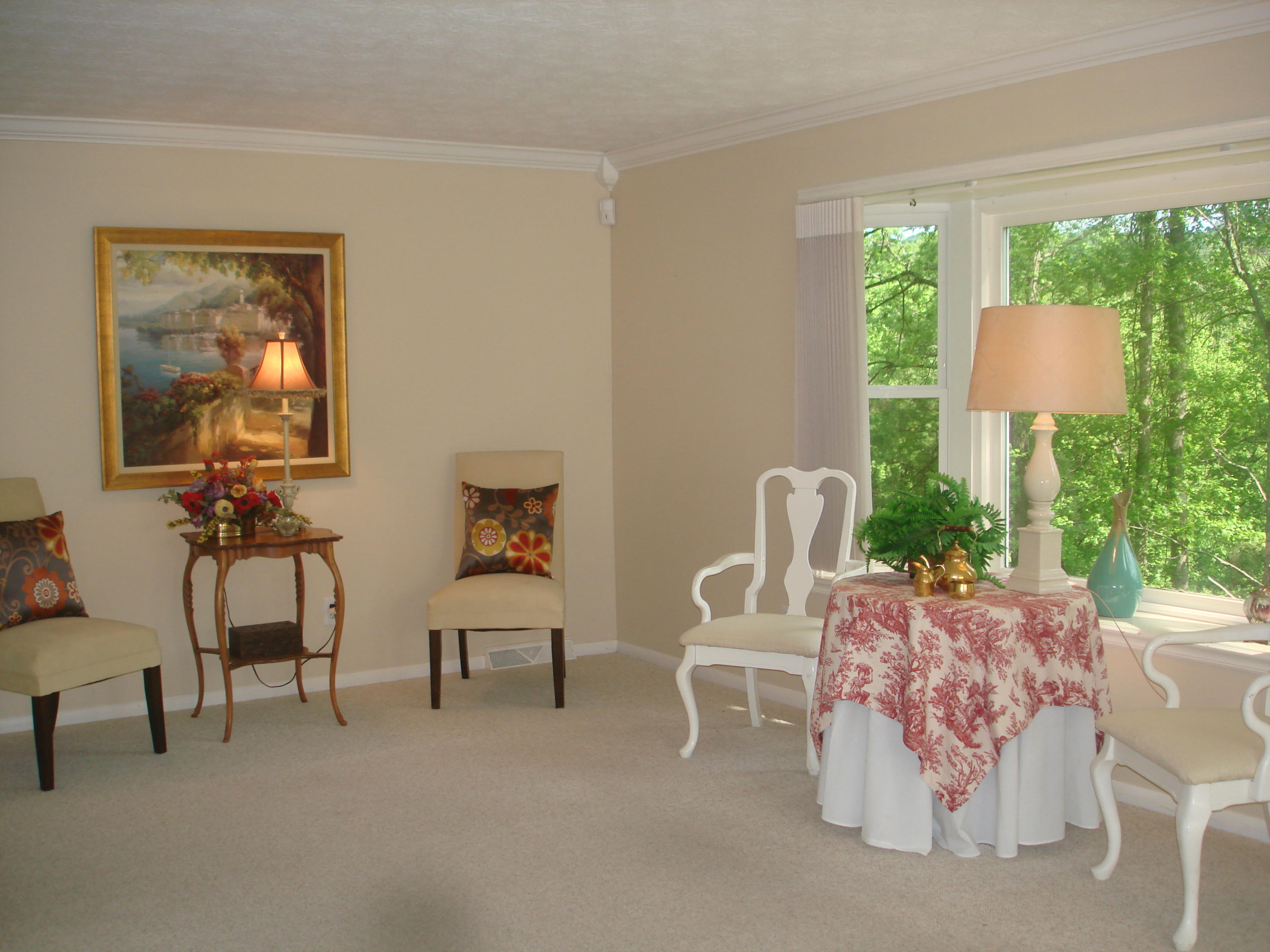 113 Greystone Drive Oak Ridge, TN 37830 - Photo 3 of 36 SPACIOUS LIVING ROOM