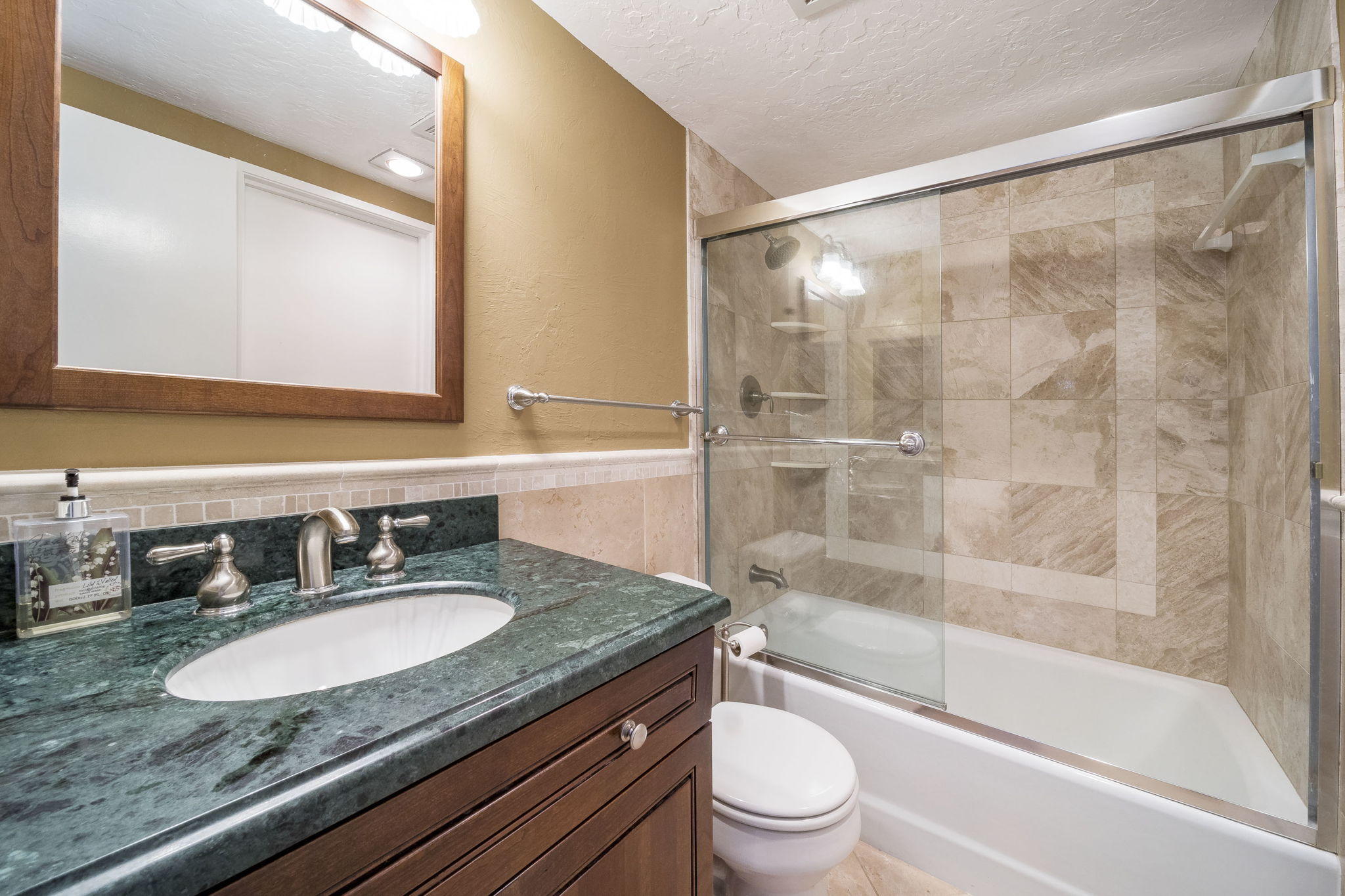5460 North Ocean Drive, Unit 3D Riviera Beach, FL 33404 - Photo 20 of 30 Guest Bathroom