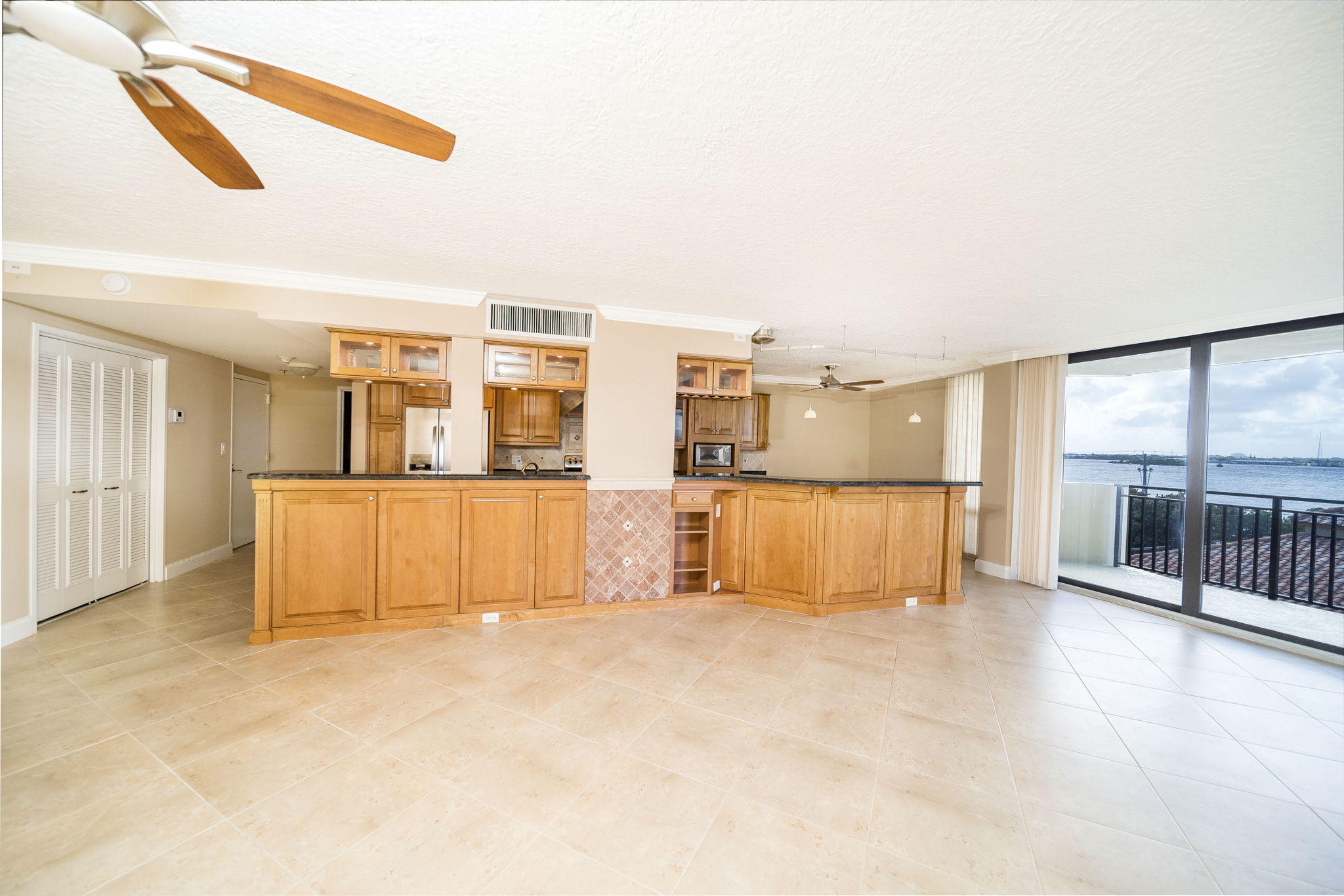 5460 North Ocean Drive, Unit 3D Riviera Beach, FL 33404 - Photo 2 of 30 Great Room