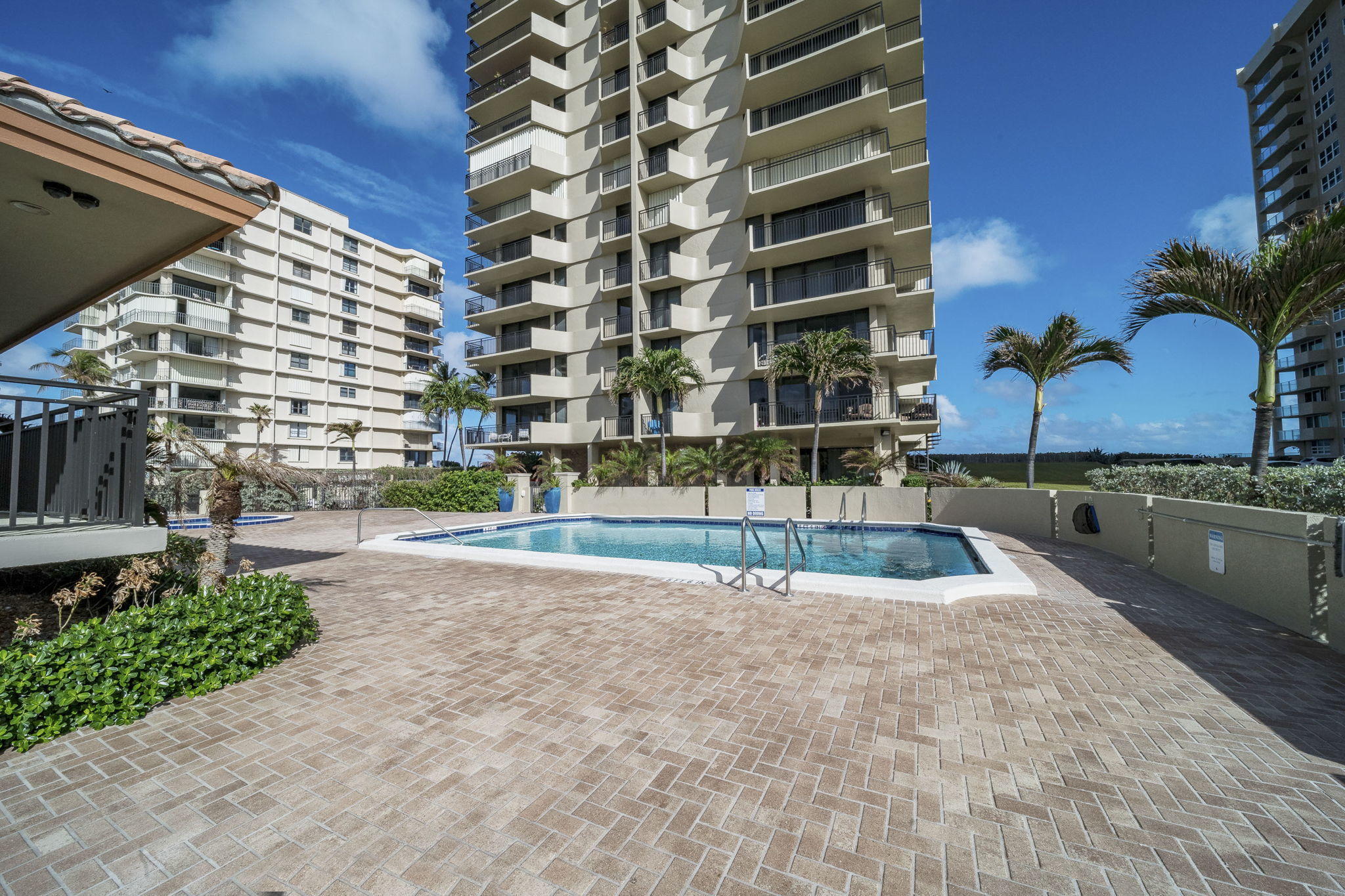 5460 North Ocean Drive, Unit 3D Riviera Beach, FL 33404 - Photo 25 of 30 Pool