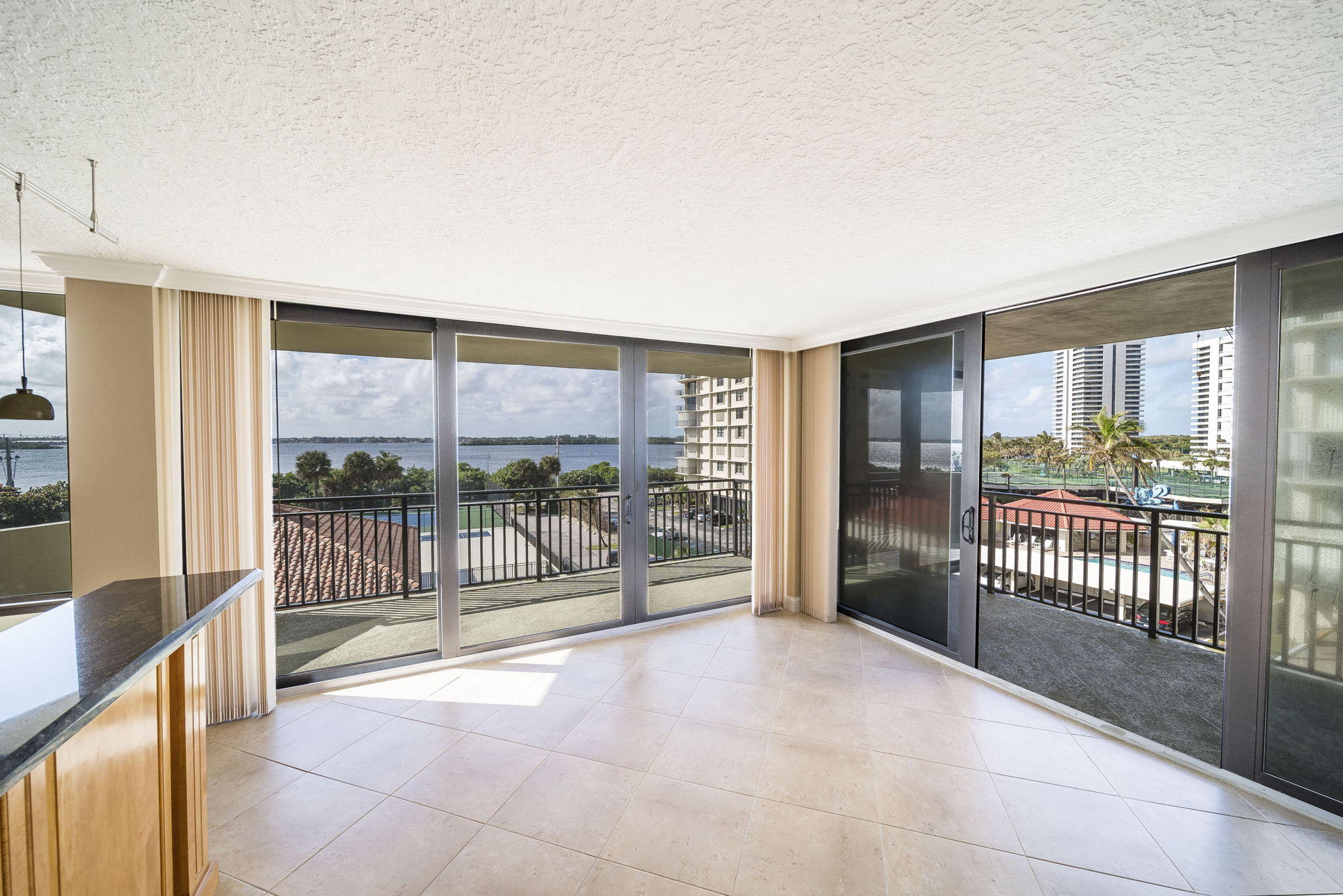 5460 North Ocean Drive, Unit 3D Riviera Beach, FL 33404 - Photo 3 of 30 Living Room