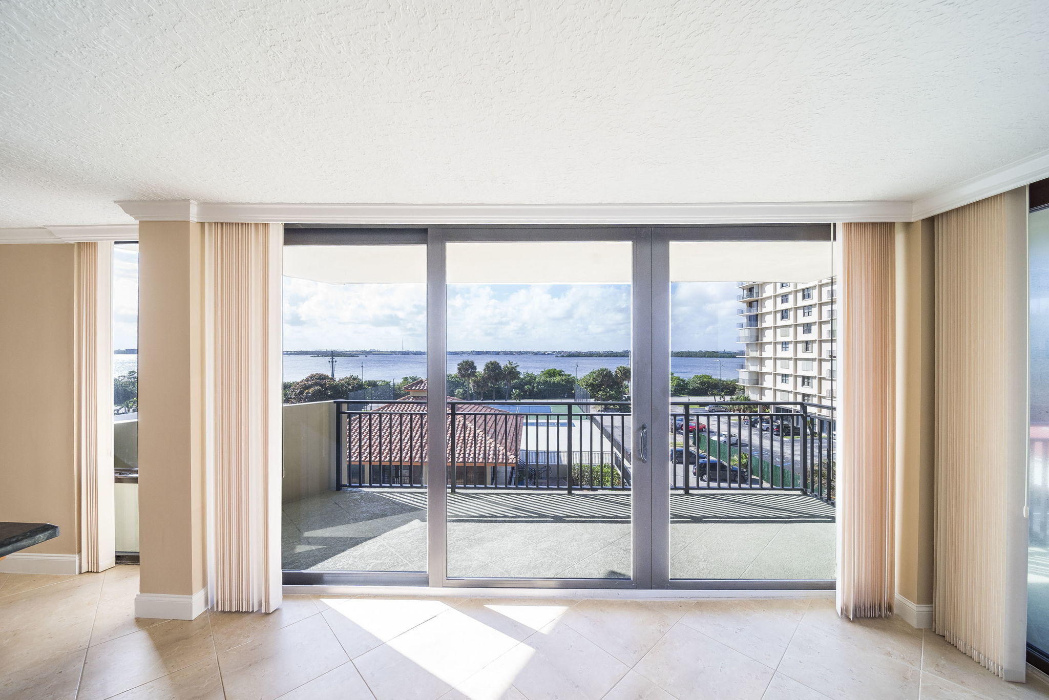 5460 North Ocean Drive, Unit 3D Riviera Beach, FL 33404 - Photo 4 of 30 Living Room View