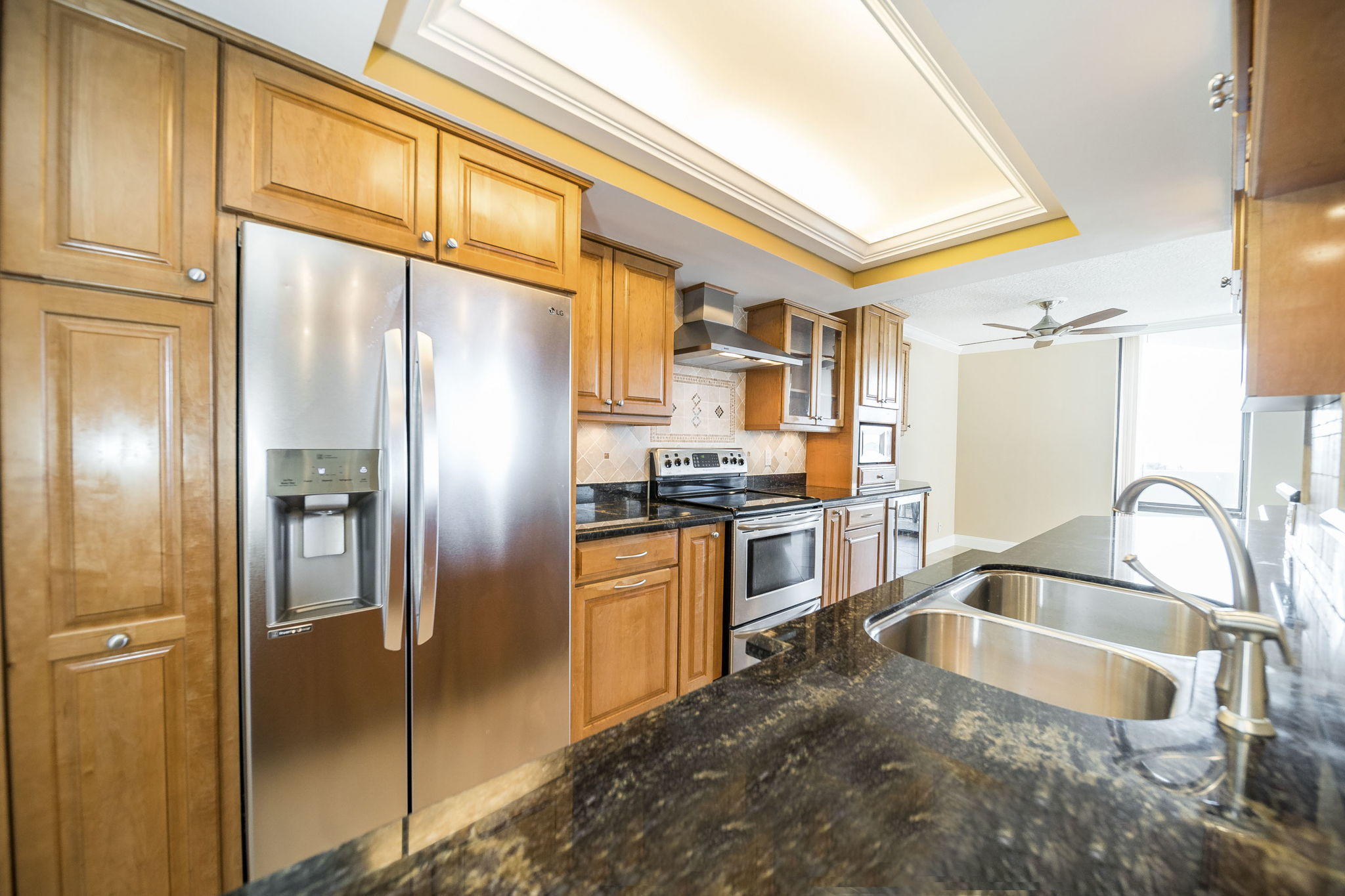 5460 North Ocean Drive, Unit 3D Riviera Beach, FL 33404 - Photo 9 of 30 Kitchen