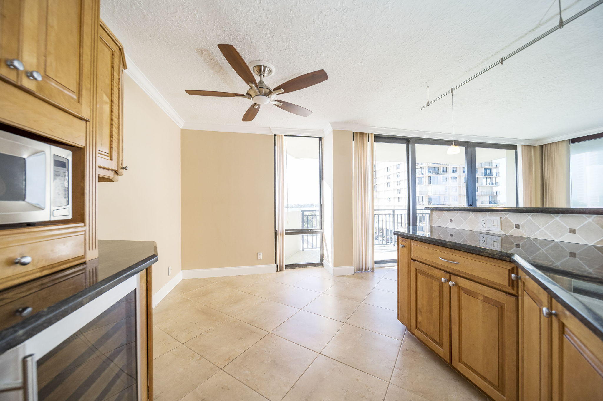5460 North Ocean Drive, Unit 3D Riviera Beach, FL 33404 - Photo 10 of 30 Kitchen/Dining