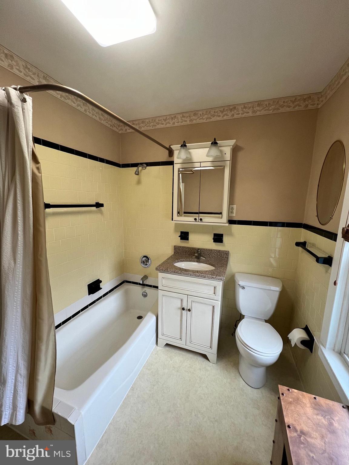 2041 Penn Avenue Reading, PA 19609 - Photo 10 of 12 2nd Floor Bathroom
