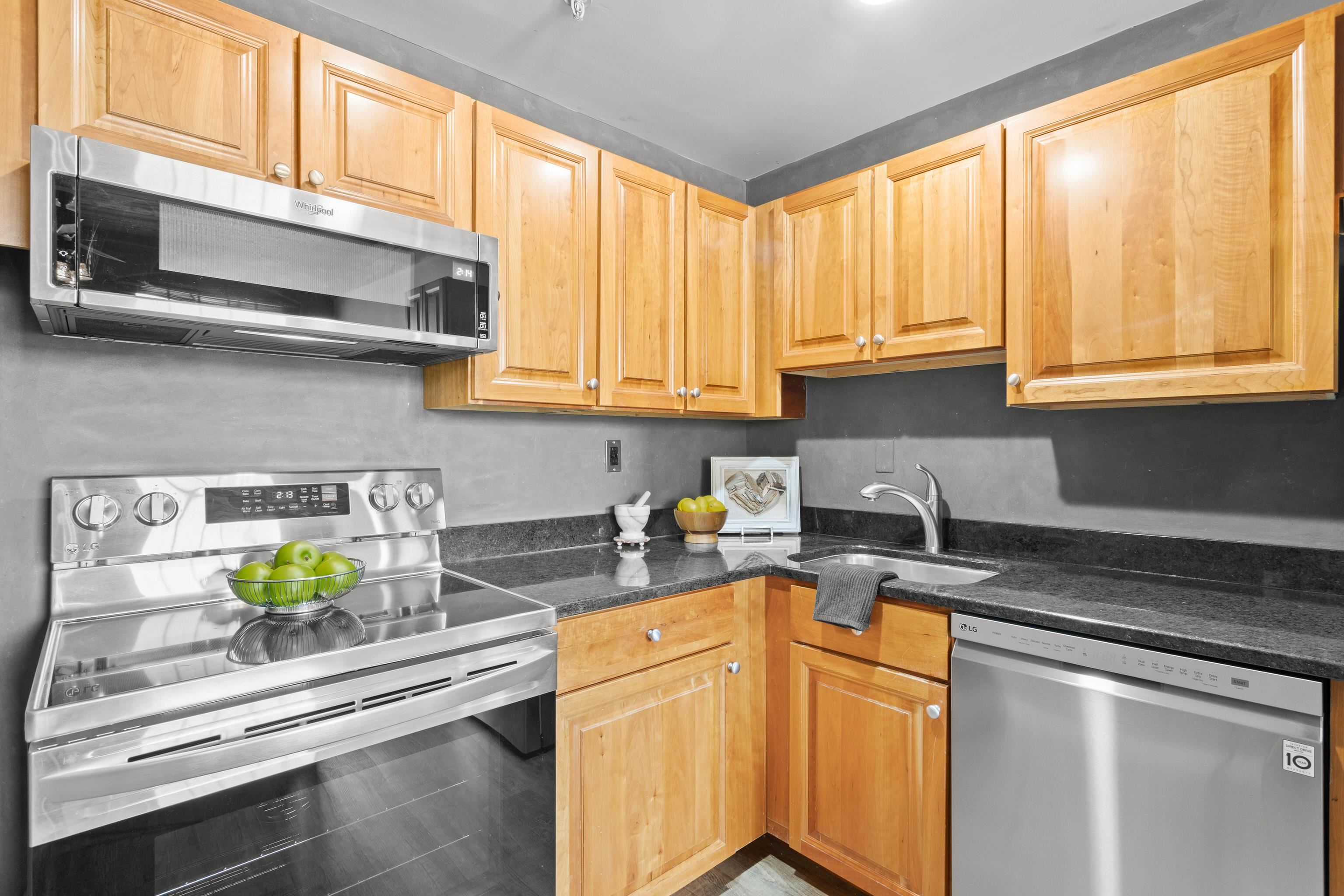 335 Cypress Street, Unit 2S Manchester, NH 03103 - Photo 13 of 22