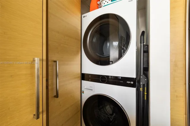 a close up view of a washer and dryer