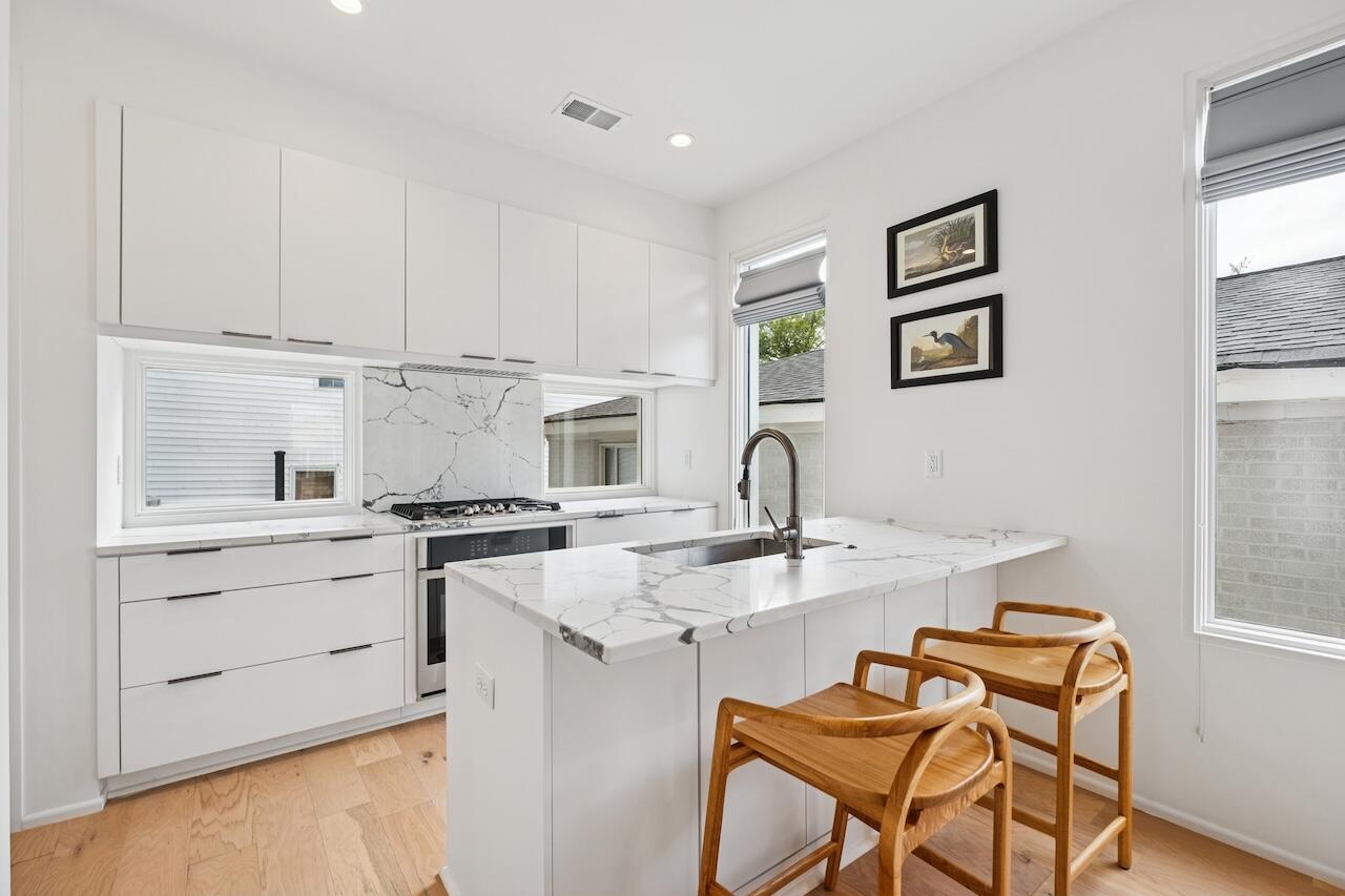 199 Fishburne Street Charleston, SC 29403 - Photo 8 of 24 Kitchen with Gas Range