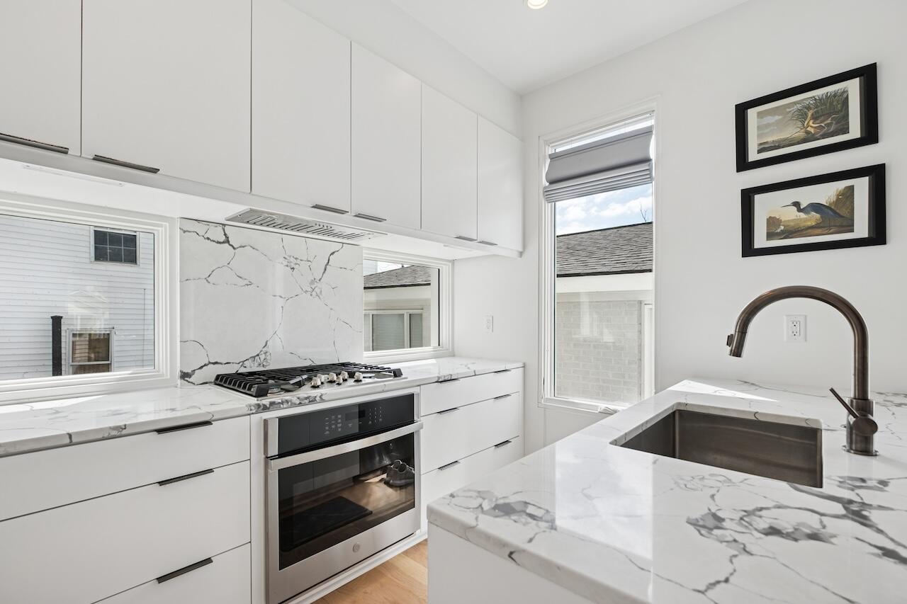199 Fishburne Street Charleston, SC 29403 - Photo 9 of 24 Kitchen with Gas Range