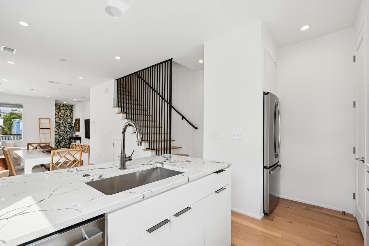 199 Fishburne Street Charleston, SC 29403 - Photo 10 of 24 Beautiful White & Black Design