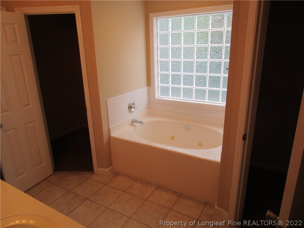 4328 Rocinta Court Hope Mills, NC 28348 - Photo 14 of 39 a bathroom with a bathtub