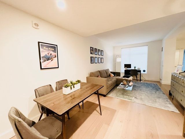 $689,000 | 100 Lovejoy Wharf, Unit 9Q, Boston, MA 02114