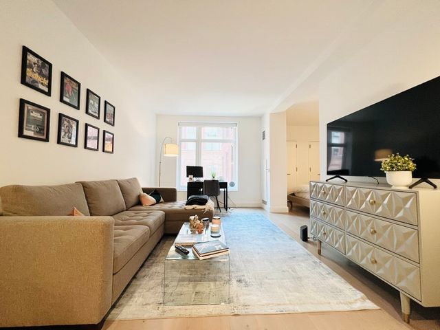 $689,000 | 100 Lovejoy Wharf, Unit 9Q, Boston, MA 02114