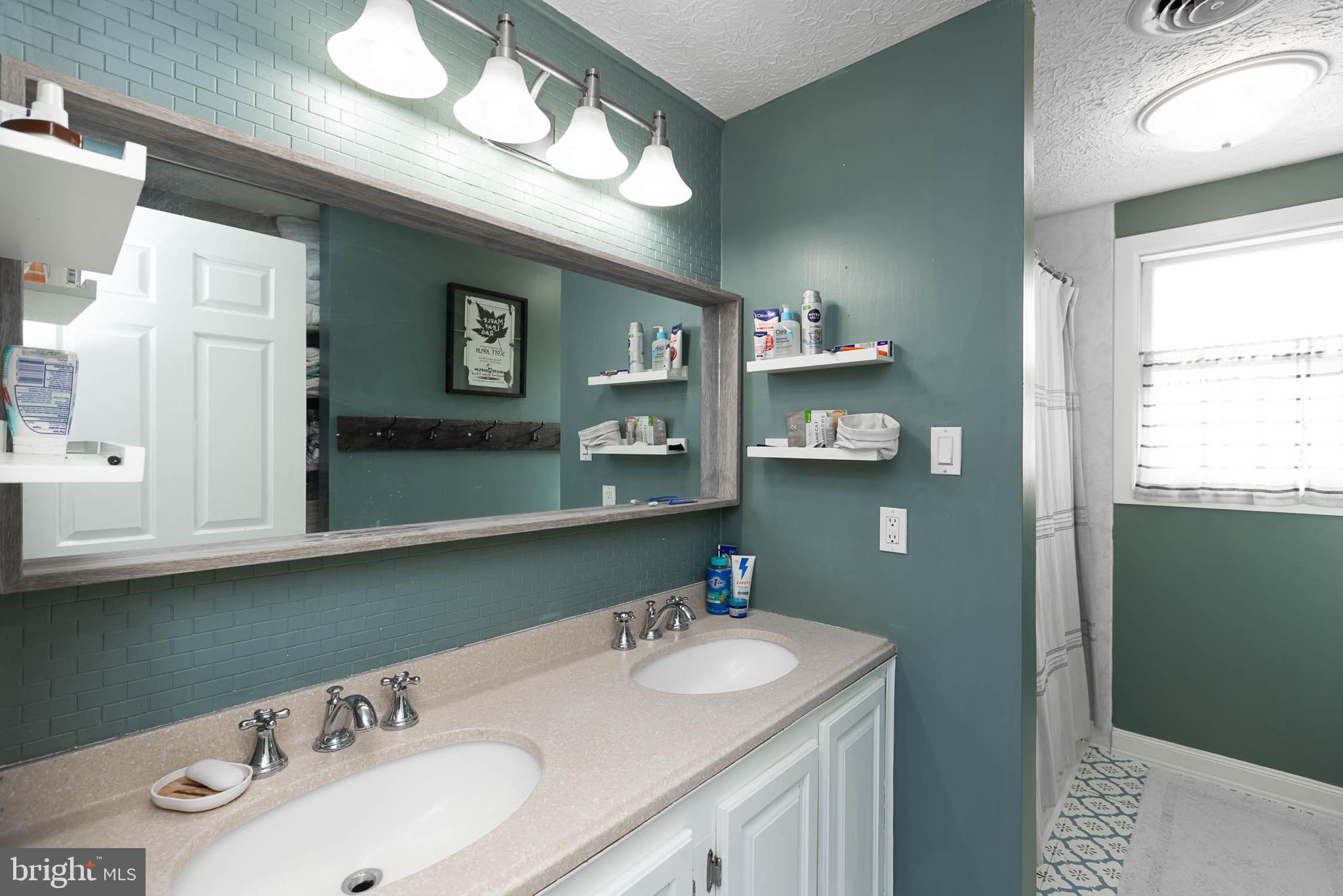 4825 Cap Stine Road Frederick, MD 21703 - Photo 27 of 52 Hall bath w/double sinks, tub/shower, linen closet