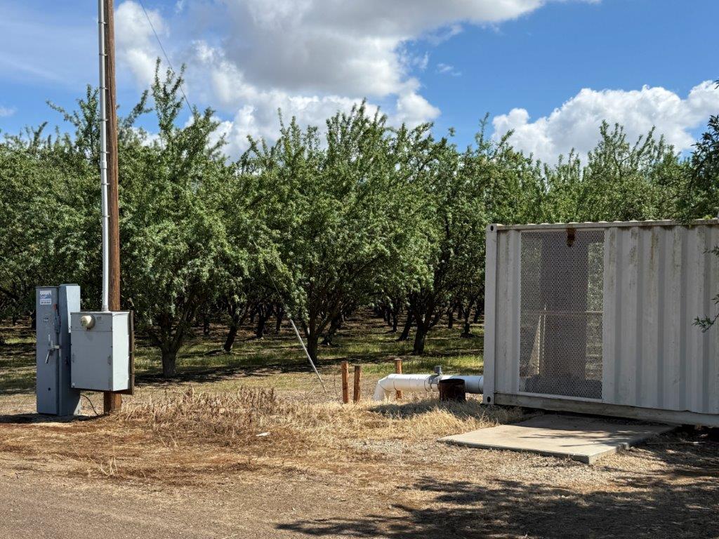 1 Buchanan Hollow Road Le Grand, CA 95333 - Photo 7 of 10 a backyard of a house with lots of green space