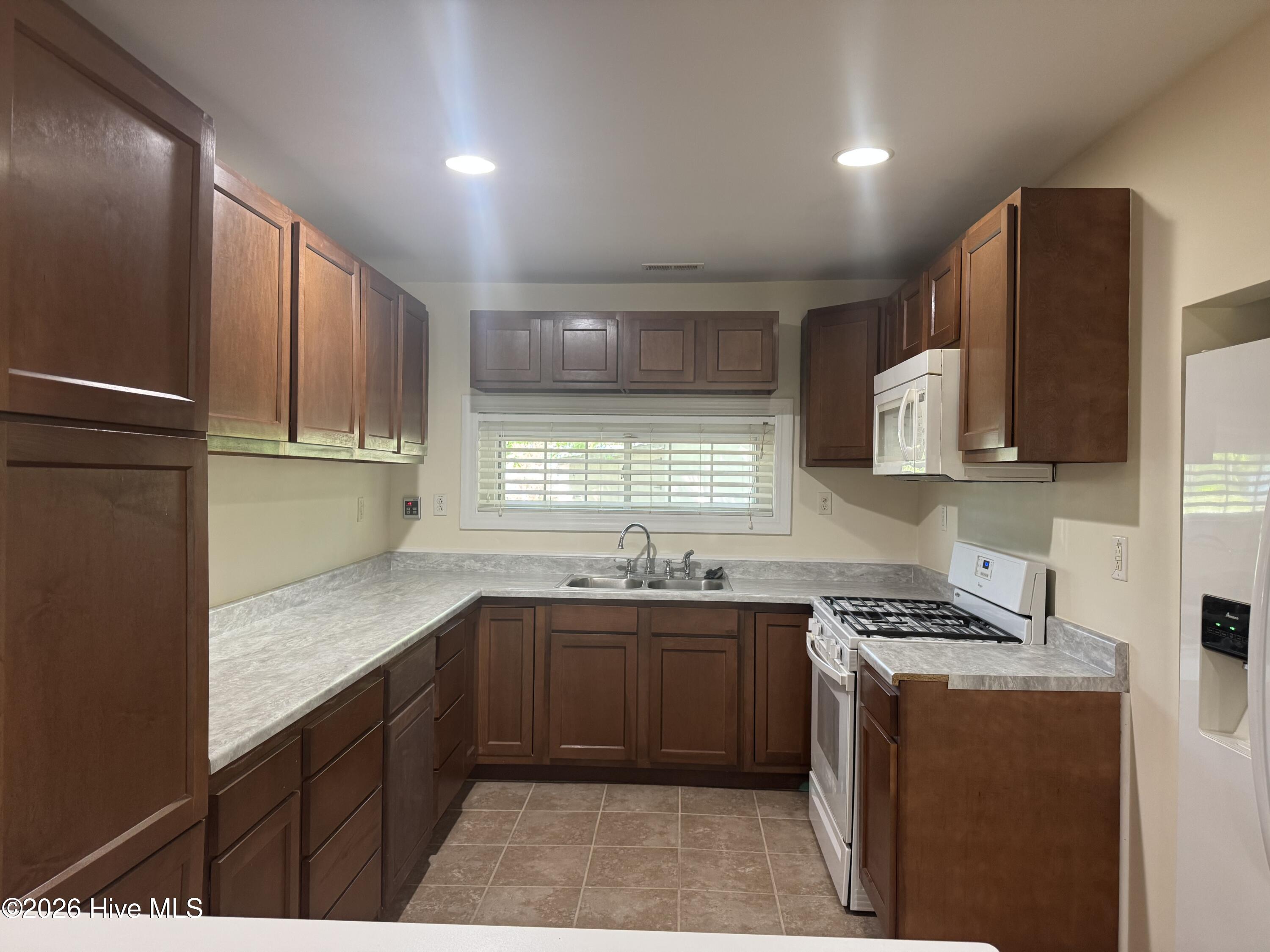 950 Perrytown Road New Bern, NC 28562 - Photo 3 of 21 IMG_7540
