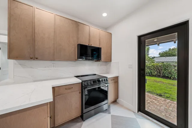 a view of kitchen with washer and dryer
