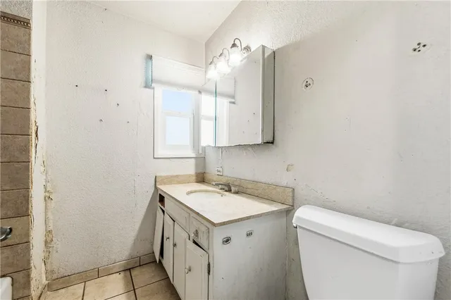 a view of room with window and ceiling fan