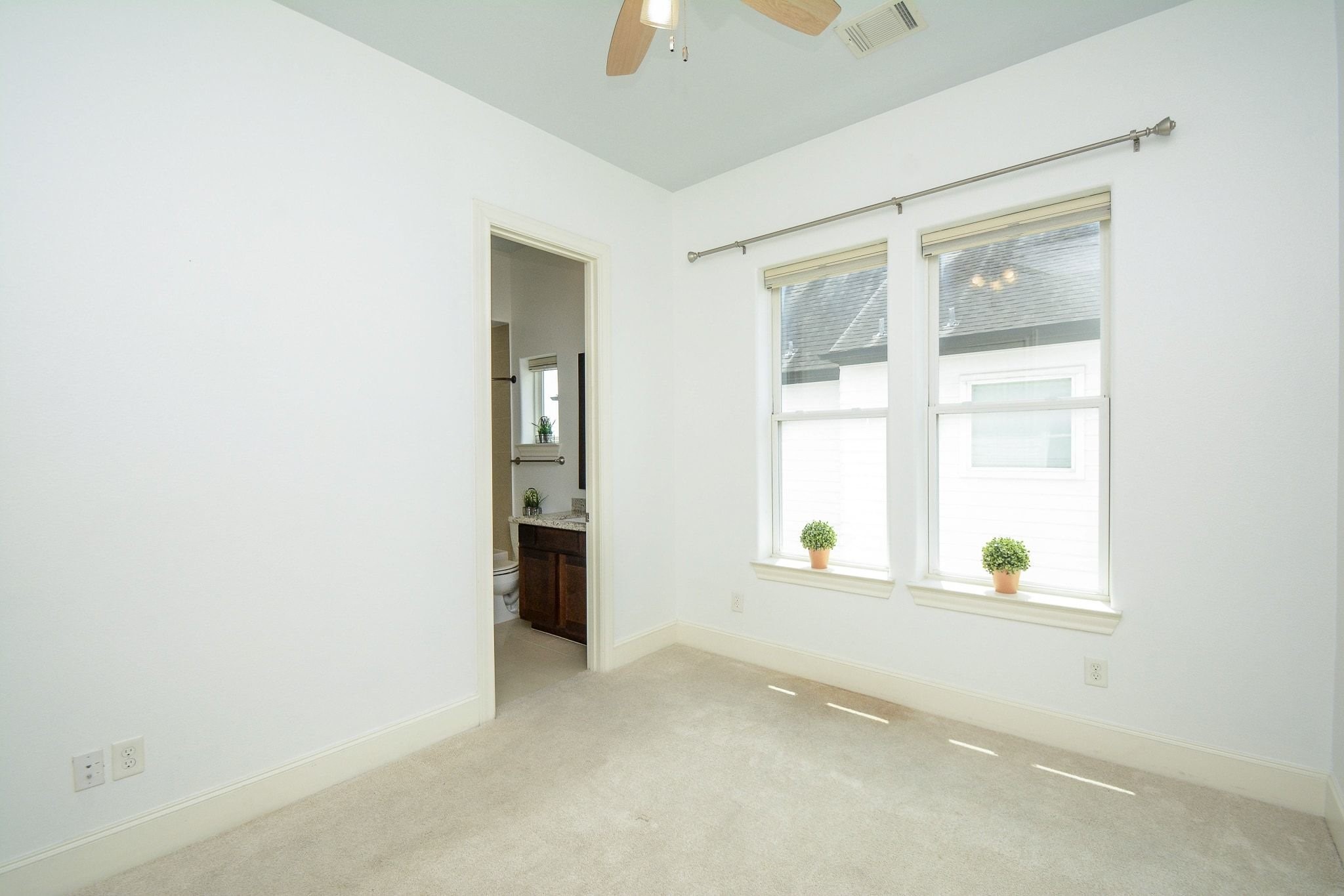 2960 Rusk Street Houston, TX 77003 - Photo 21 of 25 Guest bedroom on the 3rd level with ensuite full bathroom.