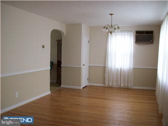 810 Ripley Street Philadelphia, PA 19111 - Photo 3 of 12 Living Room