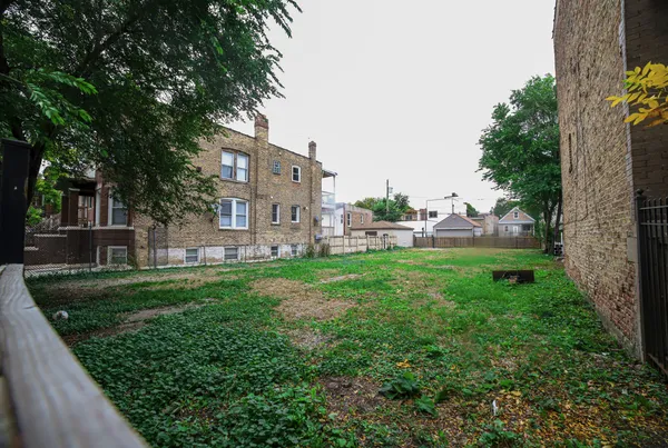 a view of a house with backyard and garden