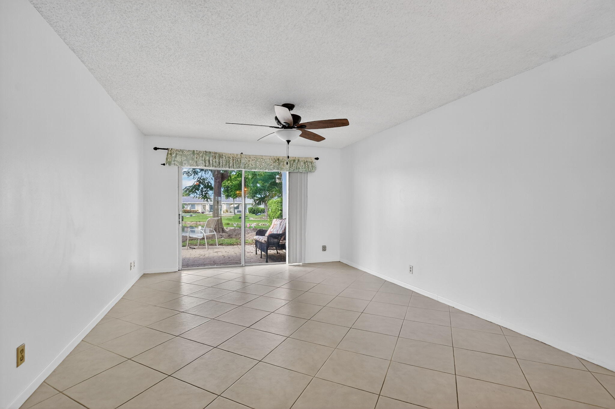 8747 Warwick Drive Boca Raton, FL 33433 - Photo 11 of 38 Living Room