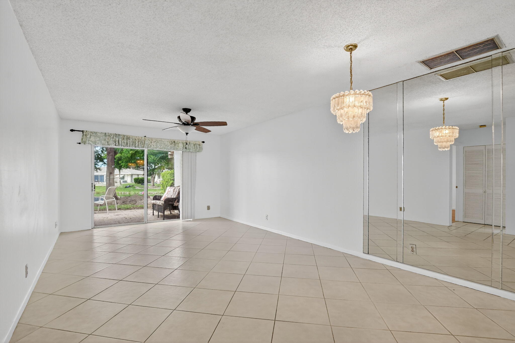8747 Warwick Drive Boca Raton, FL 33433 - Photo 10 of 38 Dining/Living