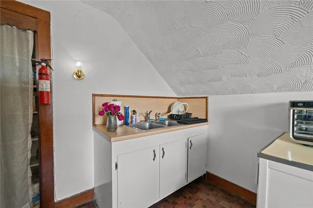 $1,500 | 350 Broadway, Unit 2, Newport, RI 02840