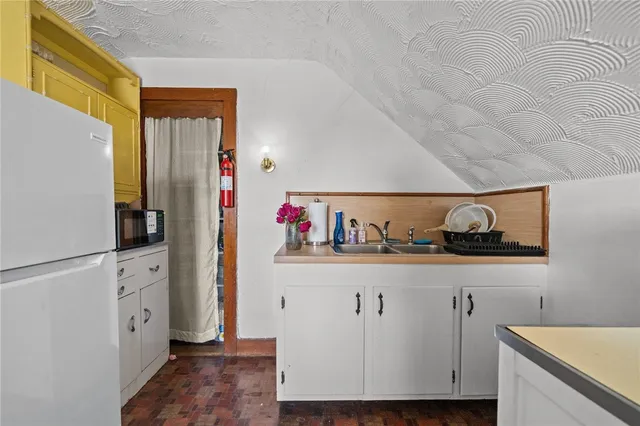 $1,500 | 350 Broadway, Unit 2, Newport, RI 02840