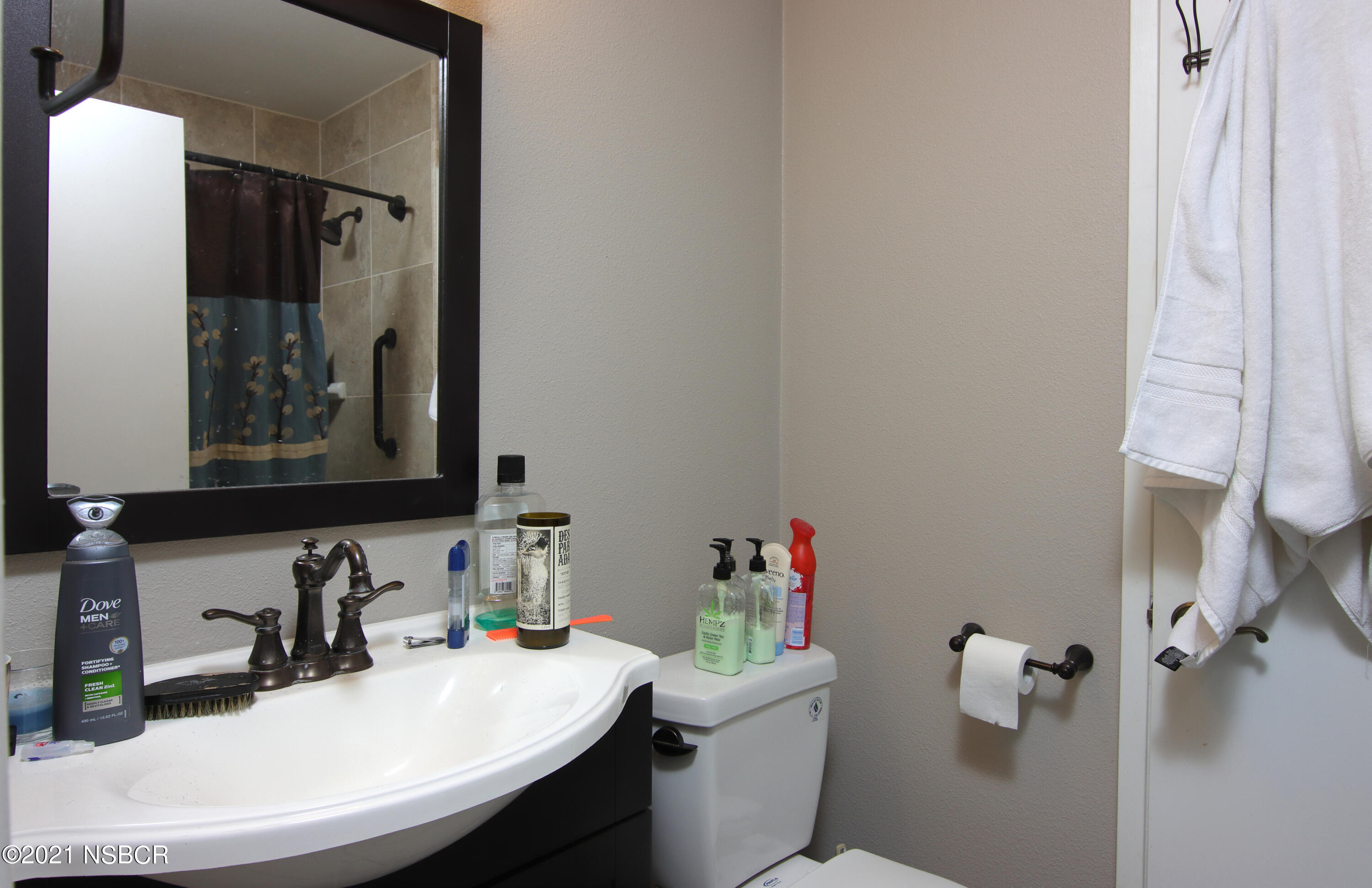4137 Oakwood Road Lompoc, CA 93436 - Photo 14 of 22 4731OakwoodBath2