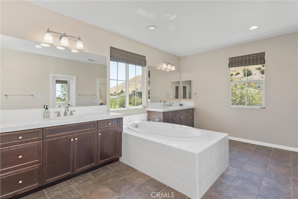 33369 Gold Mountain Road Yucaipa, CA 92399 - Photo 27 of 65 Primary ensuite bathroom