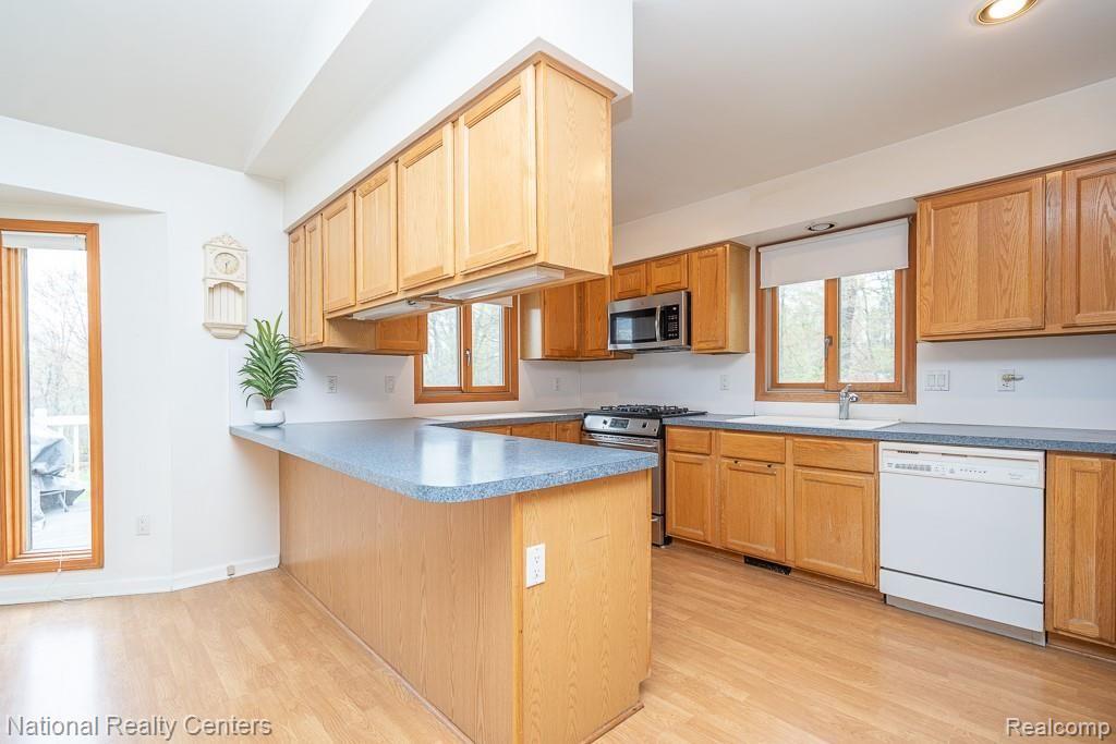 1637 Rowe Road Milford, MI 48380 - Photo 12 of 40 12.jpg