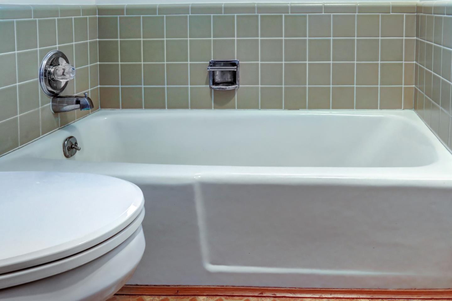 85 Kerr Road Watsonville, CA 95076 - Photo 18 of 29 a bathroom with a bathtub
