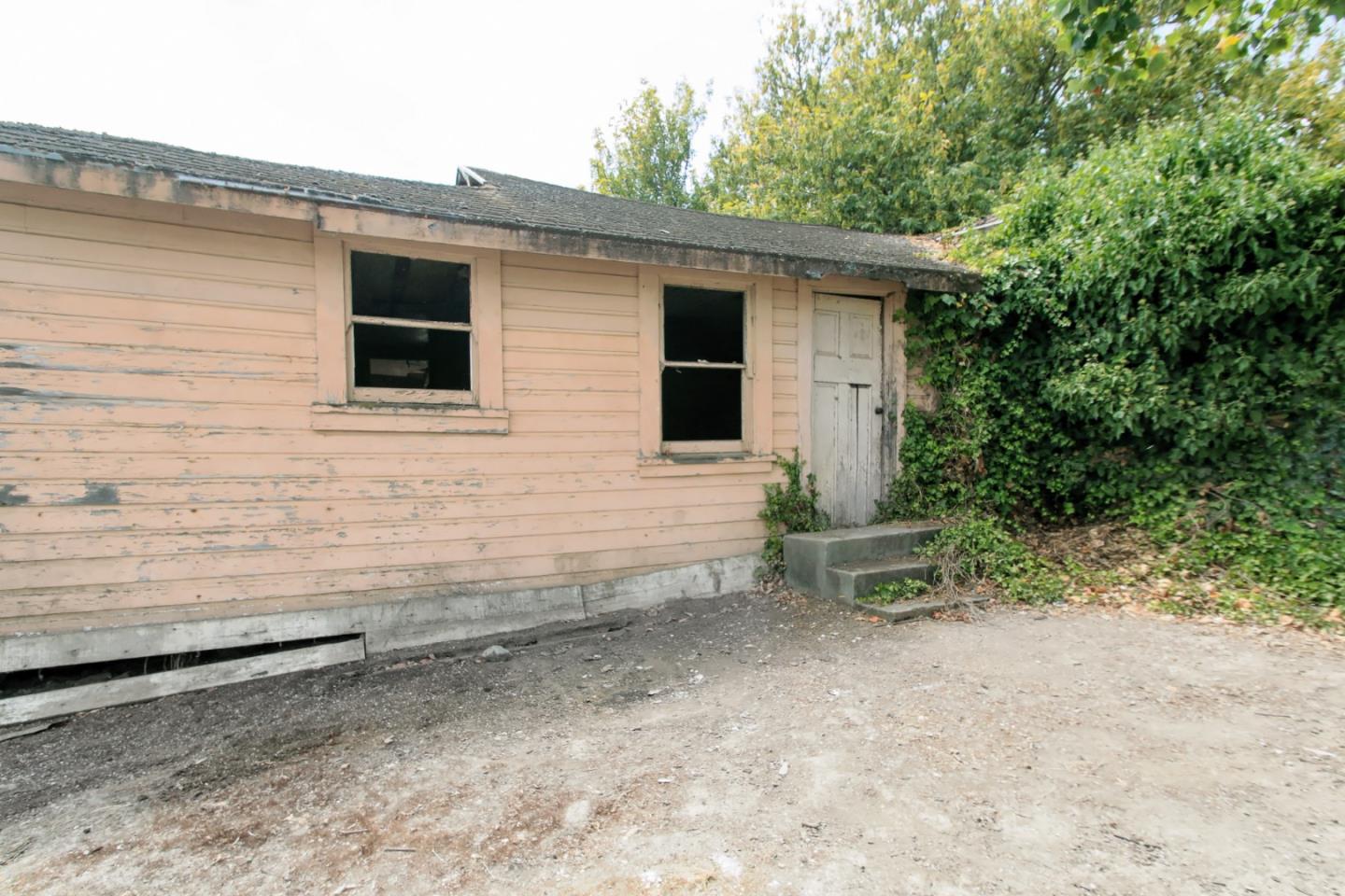 85 Kerr Road Watsonville, CA 95076 - Photo 27 of 29 a backyard of a house
