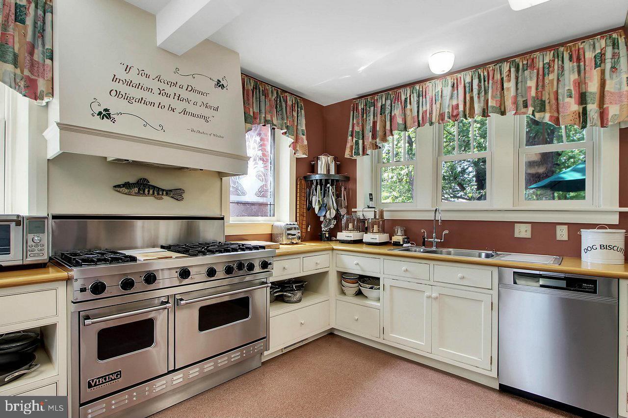 1236 Russell Tavern Road Gettysburg, PA 17325 - Photo 4 of 30 Kitchen