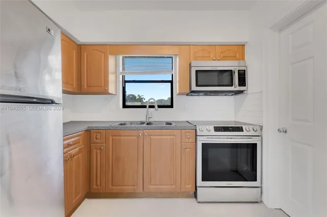 $1,700 | Southwest Lakes, Hallandale Beach, FL 33009