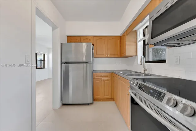 $1,700 | Southwest Lakes, Hallandale Beach, FL 33009