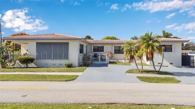 $1,700 | Southwest Lakes, Hallandale Beach, FL 33009