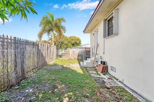 $1,700 | Southwest Lakes, Hallandale Beach, FL 33009