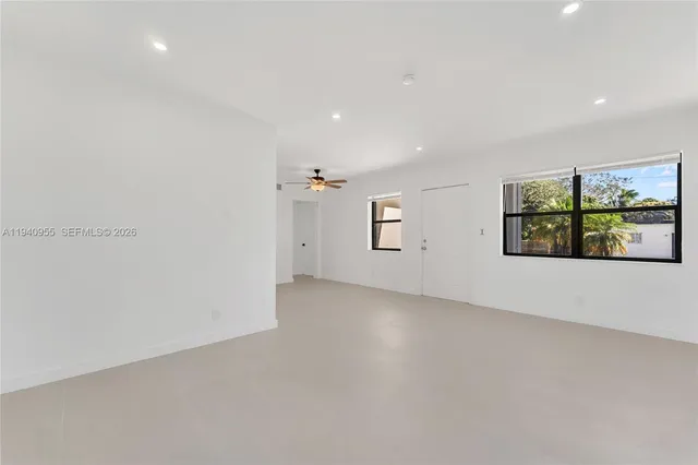 $1,700 | Southwest Lakes, Hallandale Beach, FL 33009