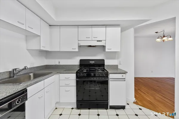 $385,000 | 13 Harbour Close, Unit 13, New Haven, CT 06519