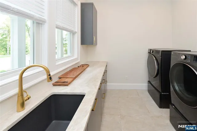 a view of kitchen with washer and dryer