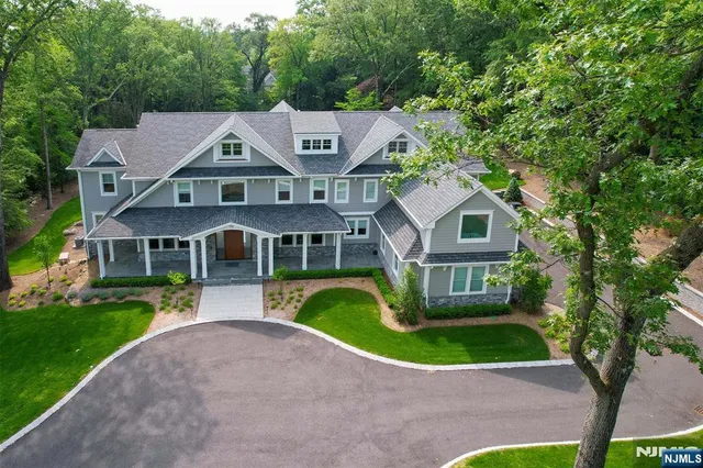 an aerial view of a house with outdoor space and lake view