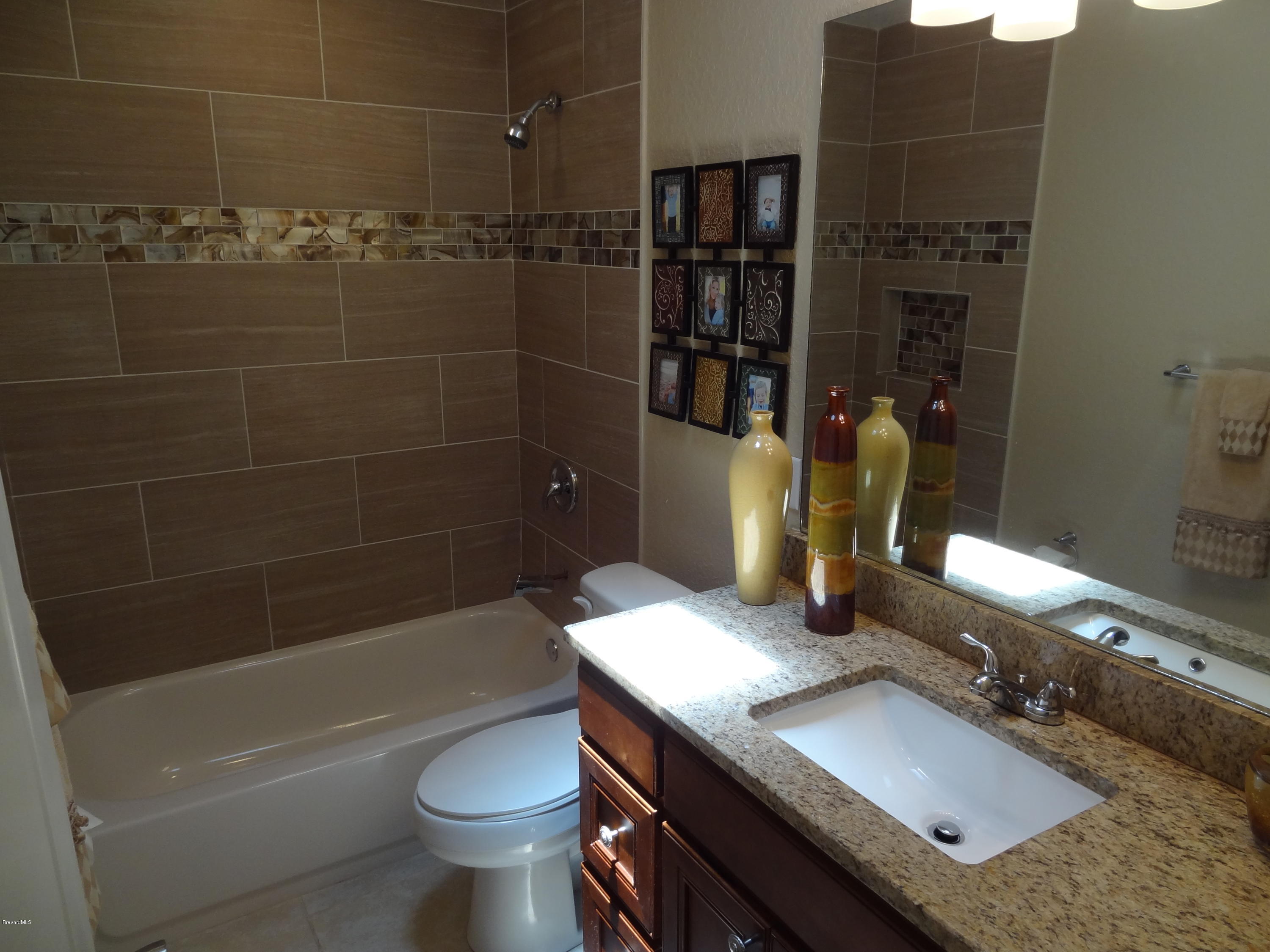 2272 Laden Road Melbourne, FL 32935 - Photo 16 of 39 Hallway Bathroom