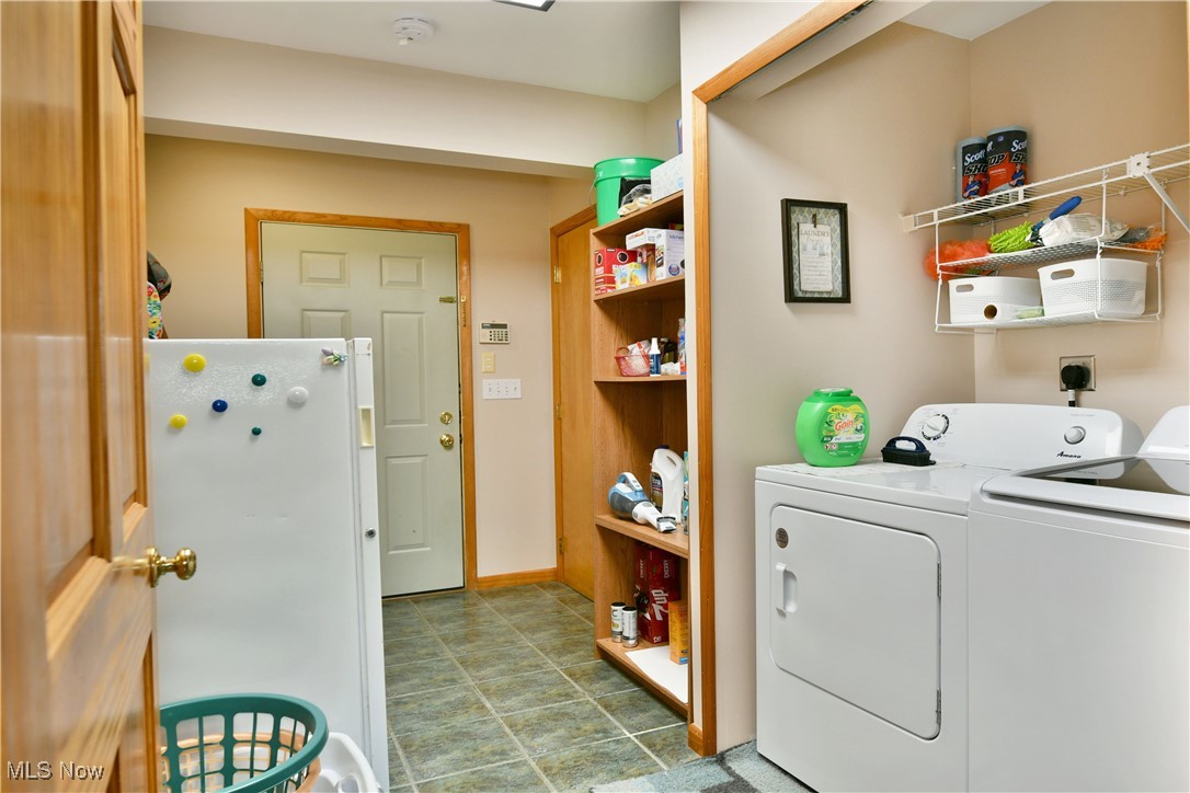 2907 Bushnell Campbell Road Fowler, OH 44418 - Photo 33 of 49 Clothes washing area featuring independent washer and dryer and baseboards