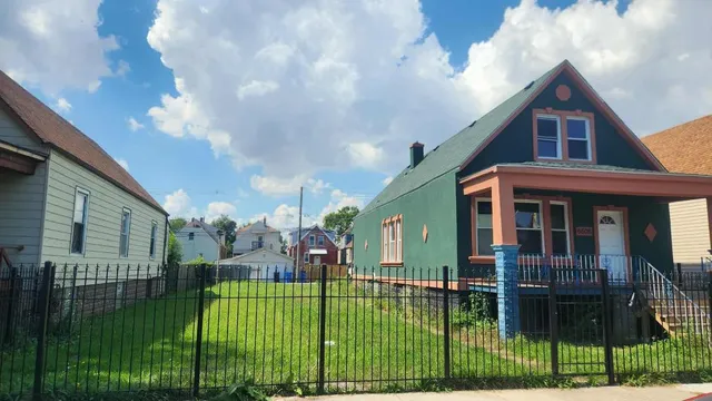 a view of a house with a yard and plants