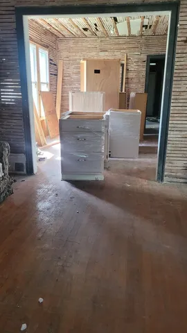 a view of livingroom with furniture