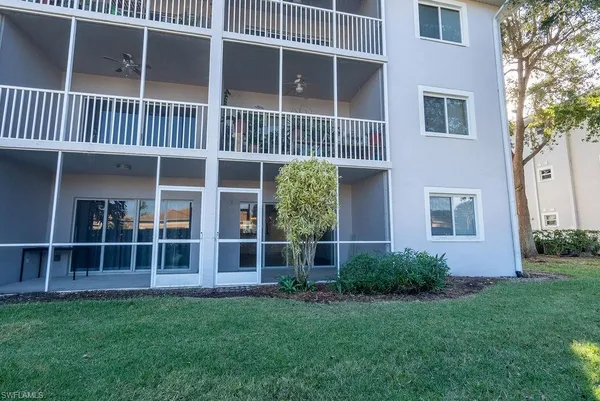a view of front of a house with a yard
