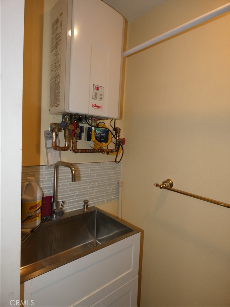 334 West Santa Elena Road Palm Springs, CA 92262 - Photo 13 of 45 a bathroom with a sink and mirror