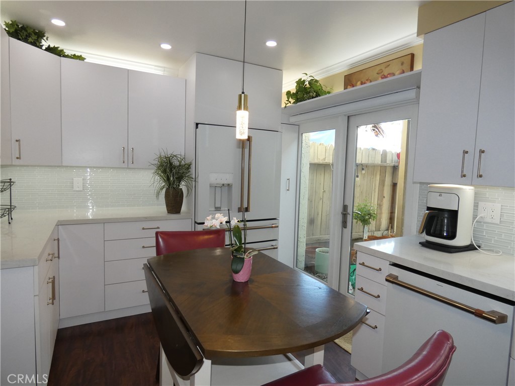 334 West Santa Elena Road Palm Springs, CA 92262 - Photo 6 of 45 a kitchen with a table and chairs